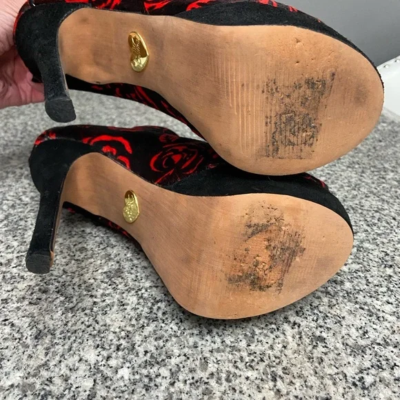 BETSEY JOHNSON Black/Red Roses Pony Hair Peep Toe Stiletto Platforms Whimsy  6.5 - Picture 8 of 17